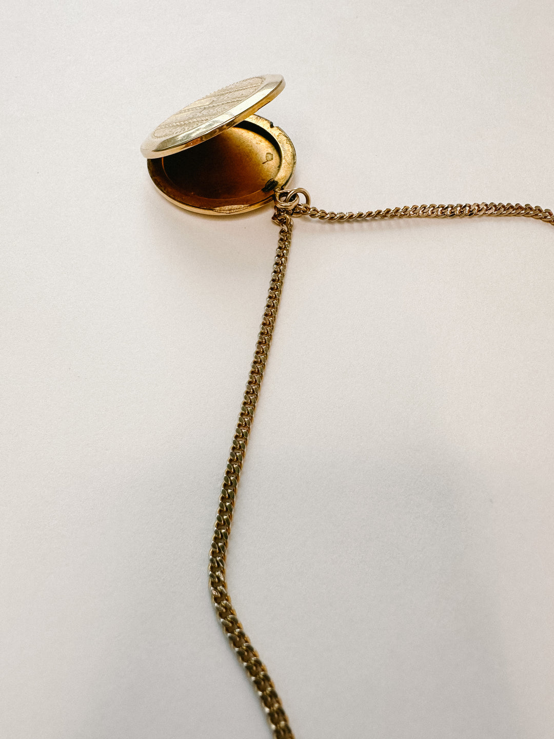 Vintage 18" Golden Locket Necklace