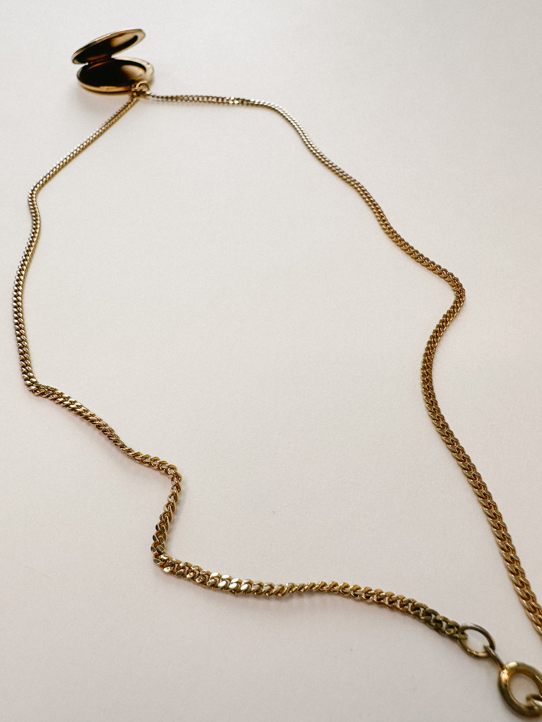 Vintage 18" Golden Locket Necklace