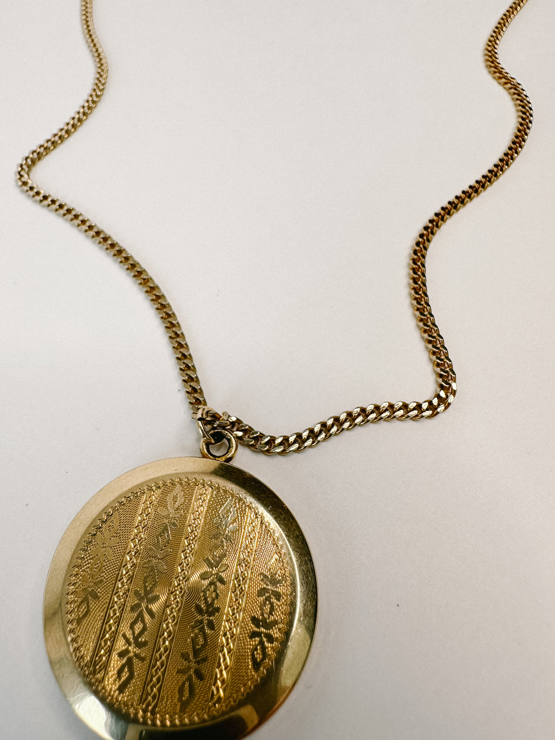 Vintage 18" Golden Locket Necklace