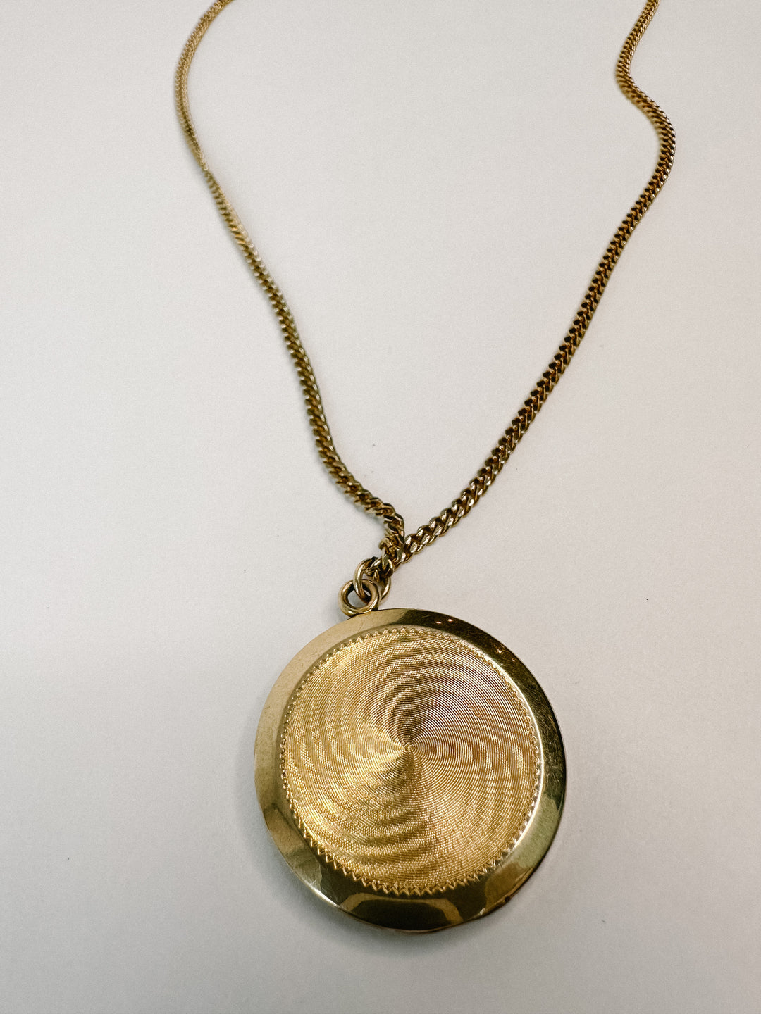 Vintage 18" Golden Locket Necklace