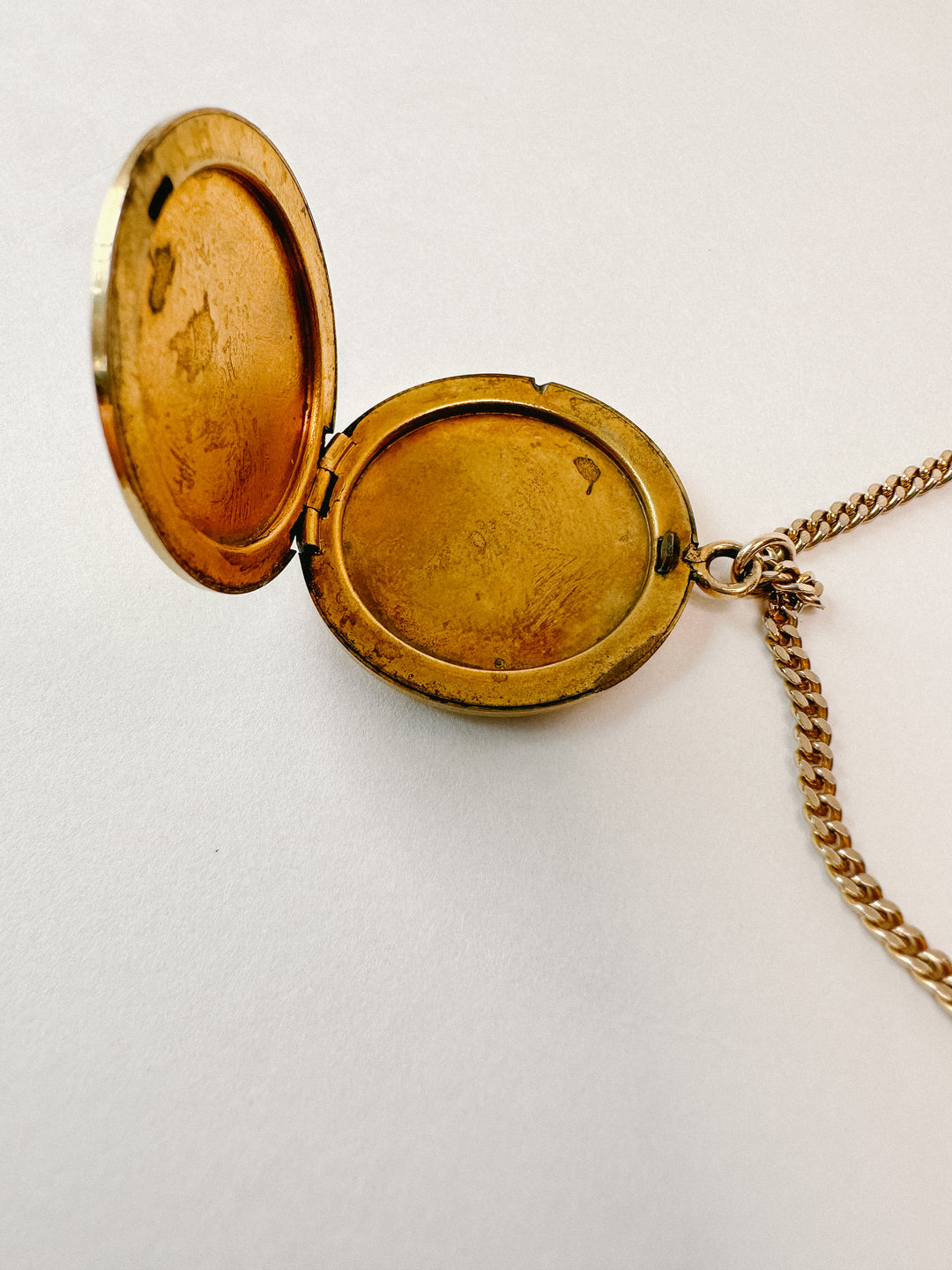 Vintage 18" Golden Locket Necklace